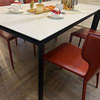 Прямоугольный керамический стол с уникальной текстурой.